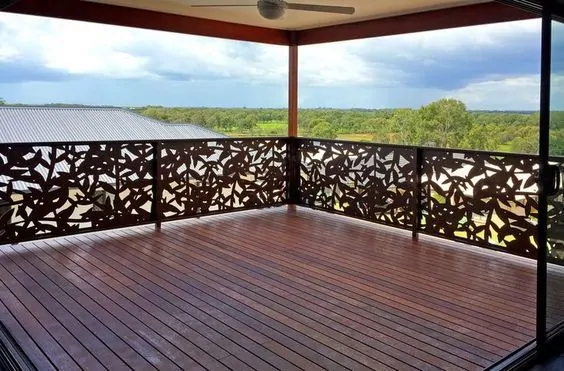 Guarda-corpo com recortes artísticos em aço corten