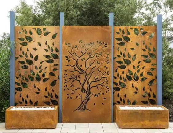 Painel decorativo externo em aço corten com árvore vazada