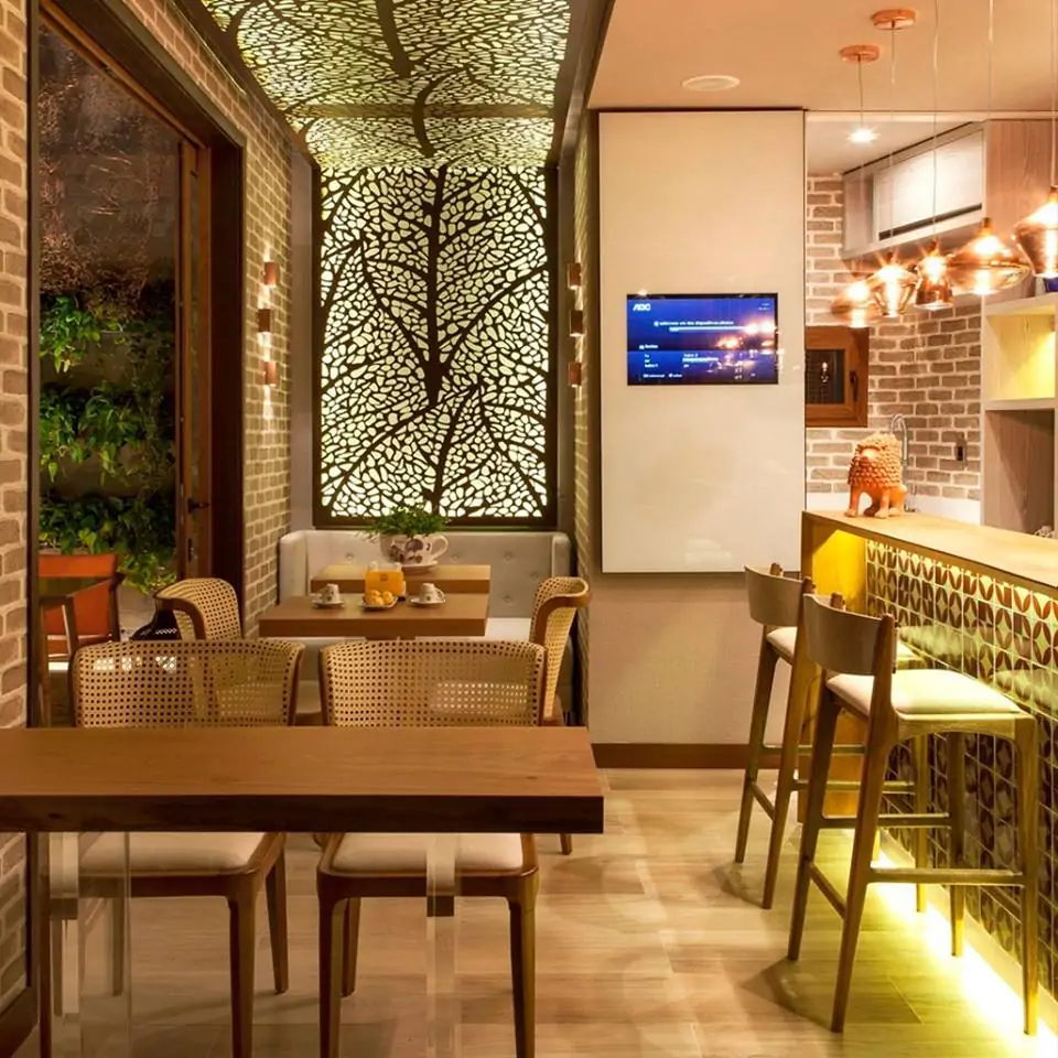 Painel decorativo em aço corten iluminado em ambiente interno