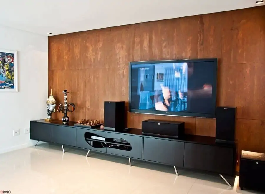Parede em aço corten em painel contínuo para sala